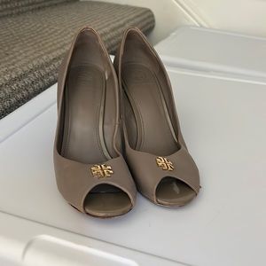Tory Burch 7.5 taupe open toe wedges
